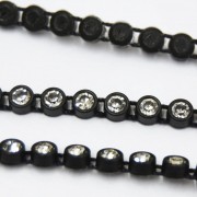 Fio de Plástico Preto com strass cristal transparente ss 16 = 4 mm 700758